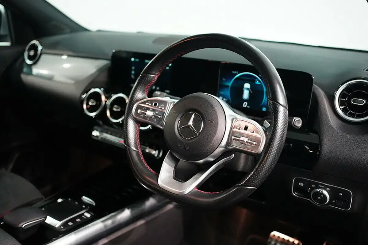 2020-mercedes-benz-gla-class-13-gla-200-amg-line-big-42