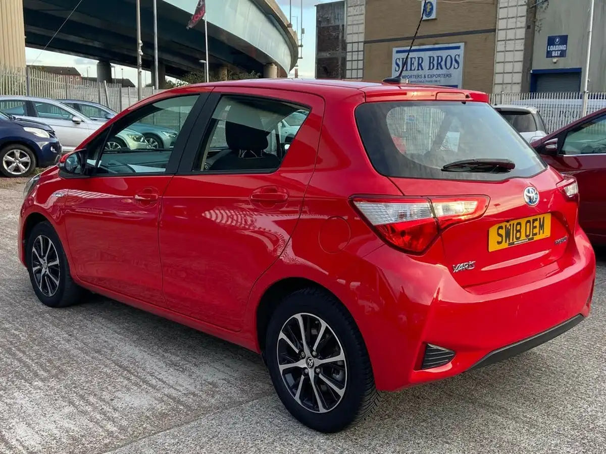 2018-toyota-yaris-15-vvt-i-icon-tech-hybrid-big-6