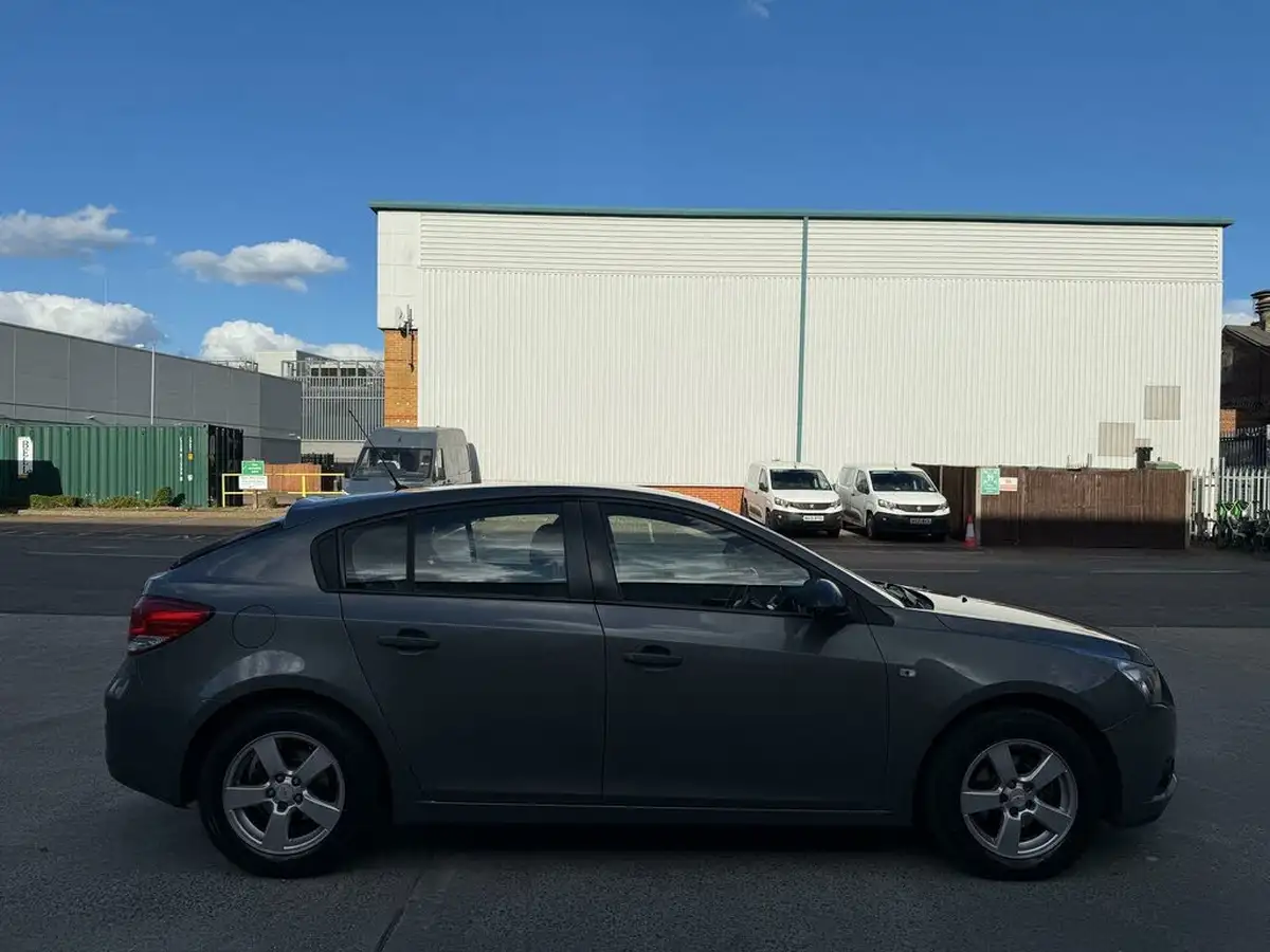 2012-chevrolet-cruze-16-lt-hatchback-auto-big-18