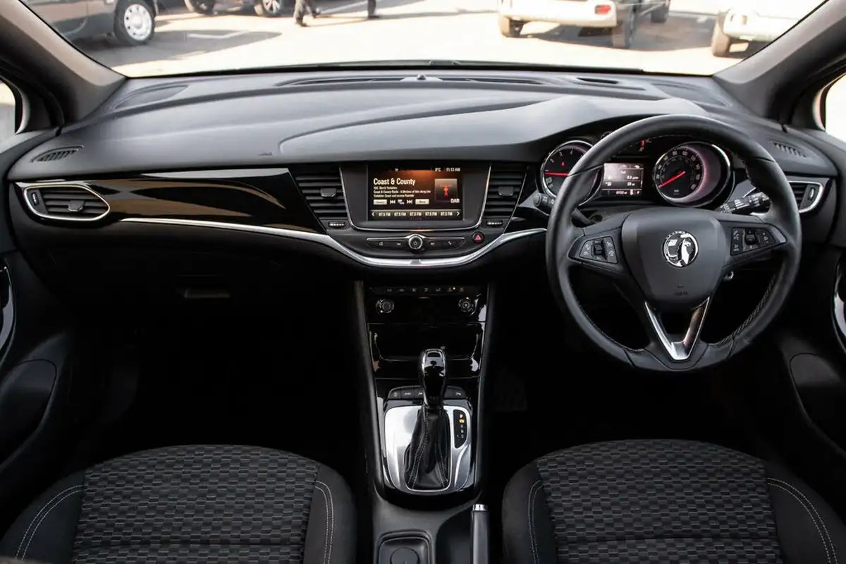 2016-vauxhall-astra-14i-16v-turbo-sri-150ps-ss-hatchback-auto-big-3