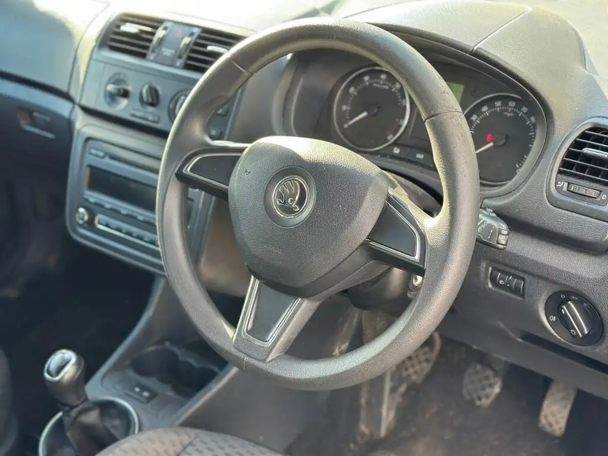 2014-skoda-fabia-12-se-70bhp-hatchback-1198cc-big-5