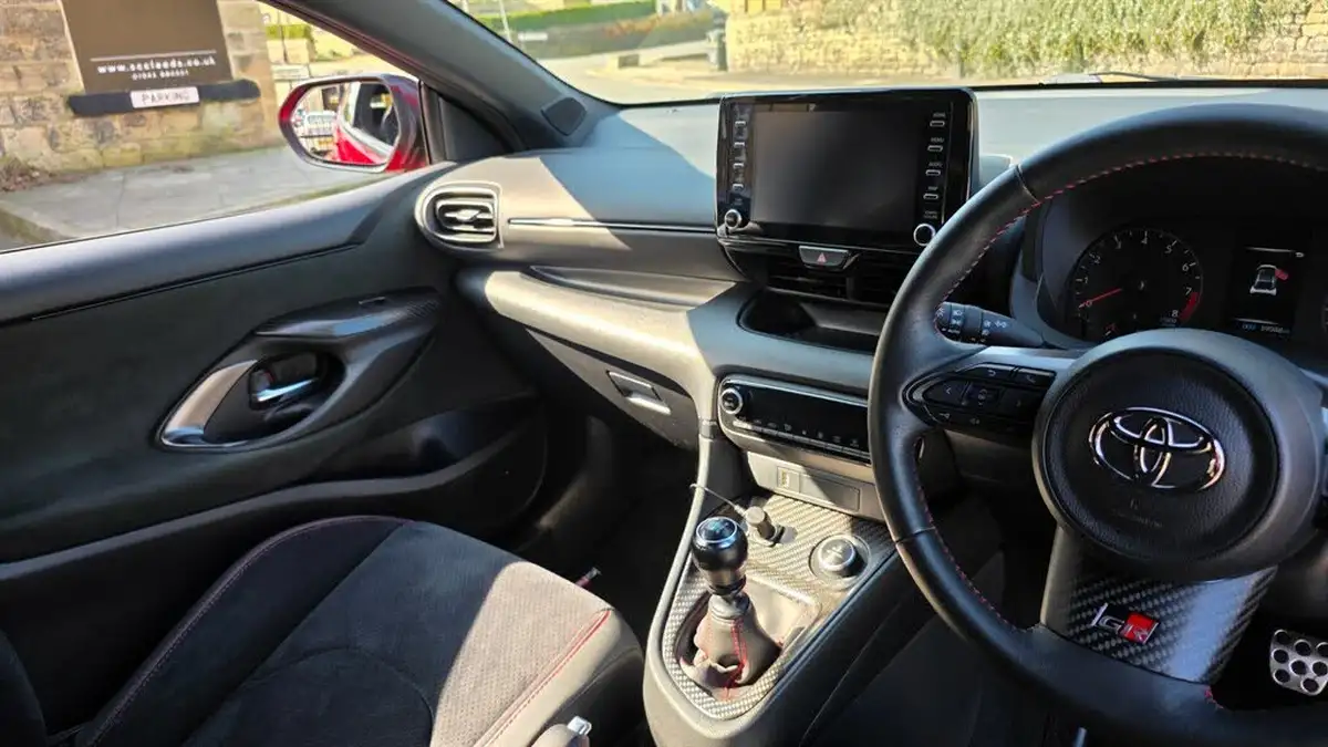 2021-toyota-yaris-16-gr-circuit-pack-big-21