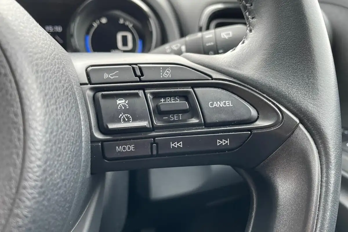 2022-mazda-mazda2-15-select-big-24