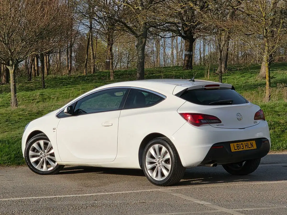 2013-vauxhall-astra-gtc-16-sri-180ps-big-4