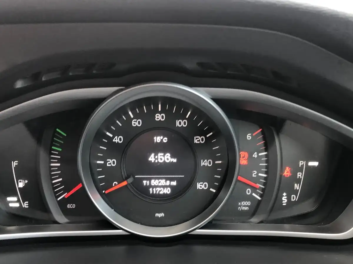 2015-volvo-v40-20td-d4-cross-country-lux-geartronic-big-24