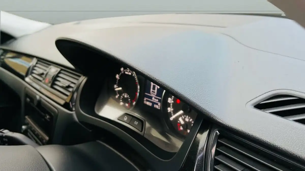 2014-skoda-rapid-12-sport-big-11