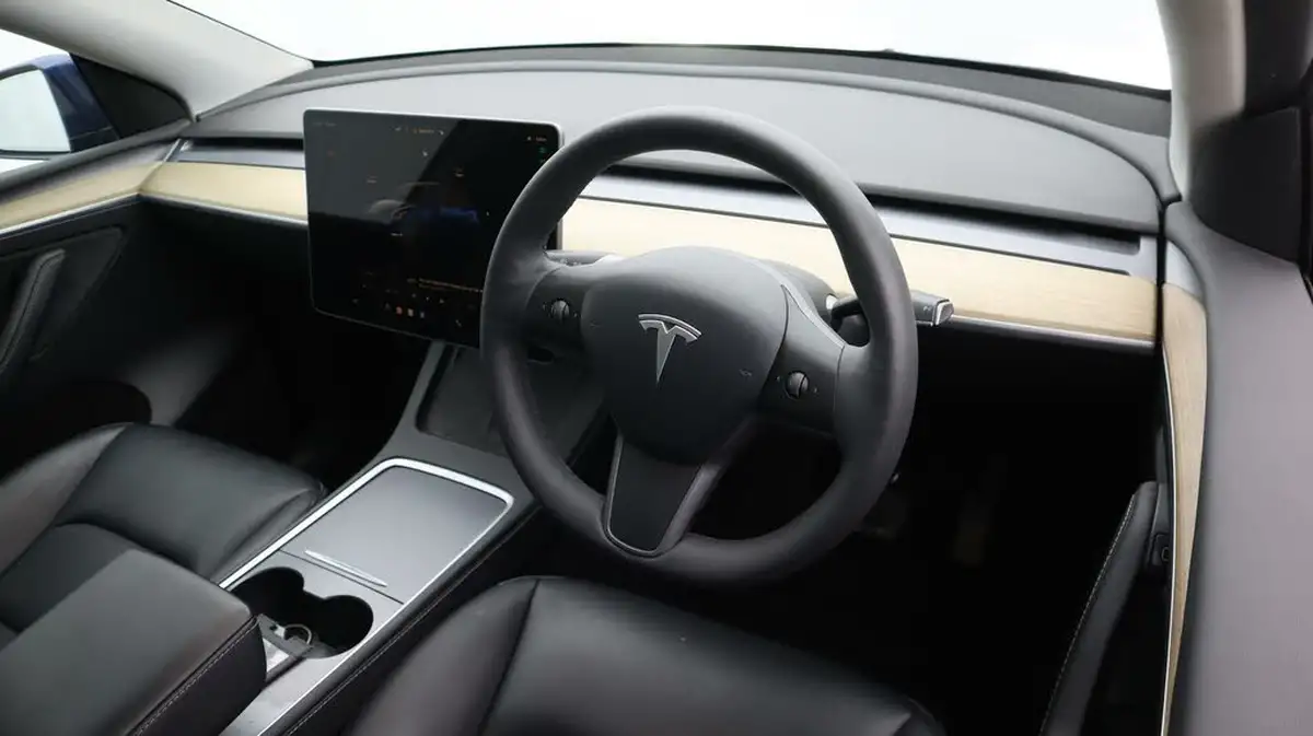 2023-tesla-model-y-e-rwd-big-9