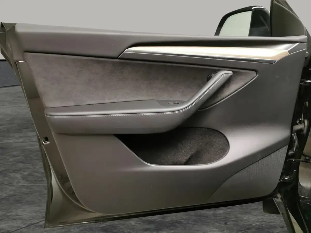 2023-tesla-model-y-e-rwd-big-32