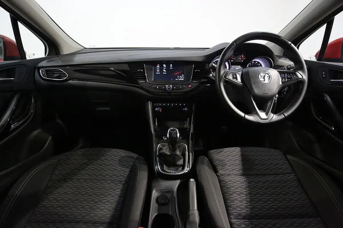 2019-vauxhall-astra-14i-16v-turbo-sri-hatchback-big-1