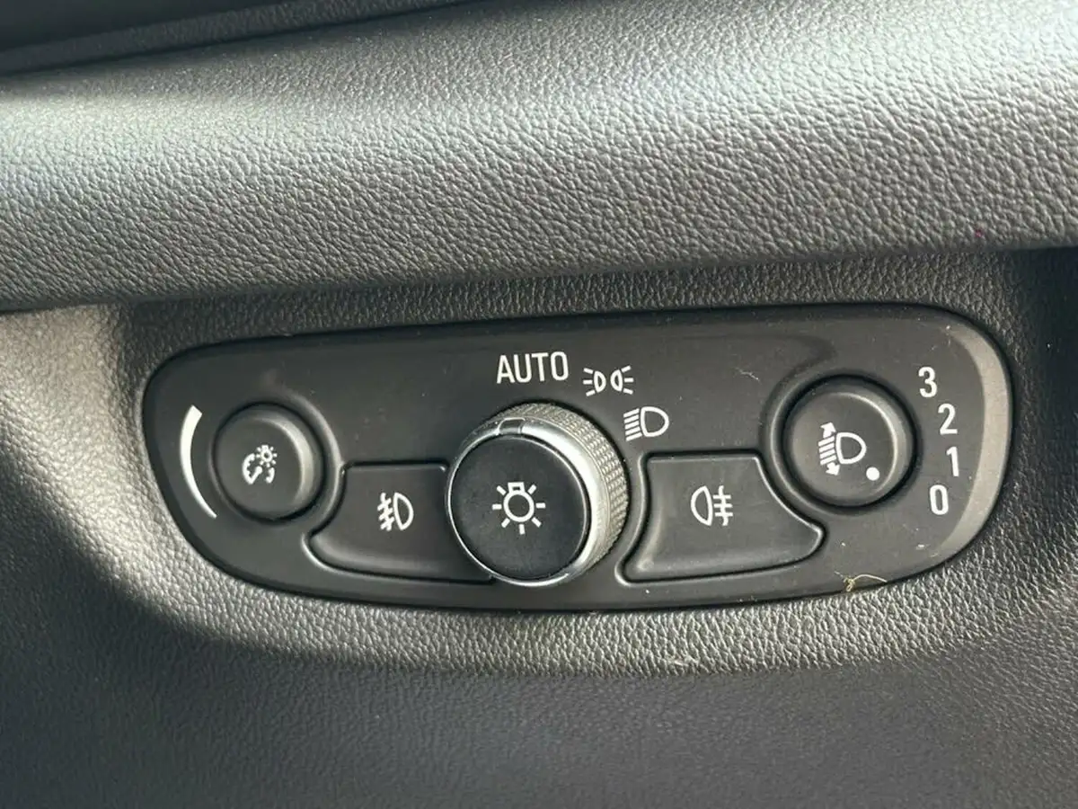 2019-vauxhall-insignia-sports-tourer-20td-sri-vx-line-nav-blueinjection-ss-auto-big-29