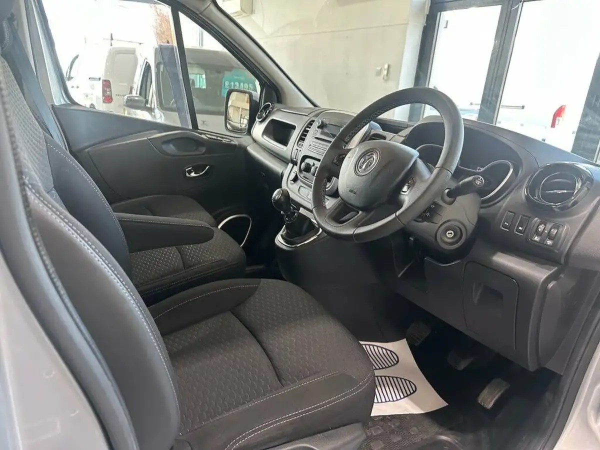 2015-vauxhall-vivaro-16cdti-sportive-2700-ecoflex-l1h1-120ps-big-25