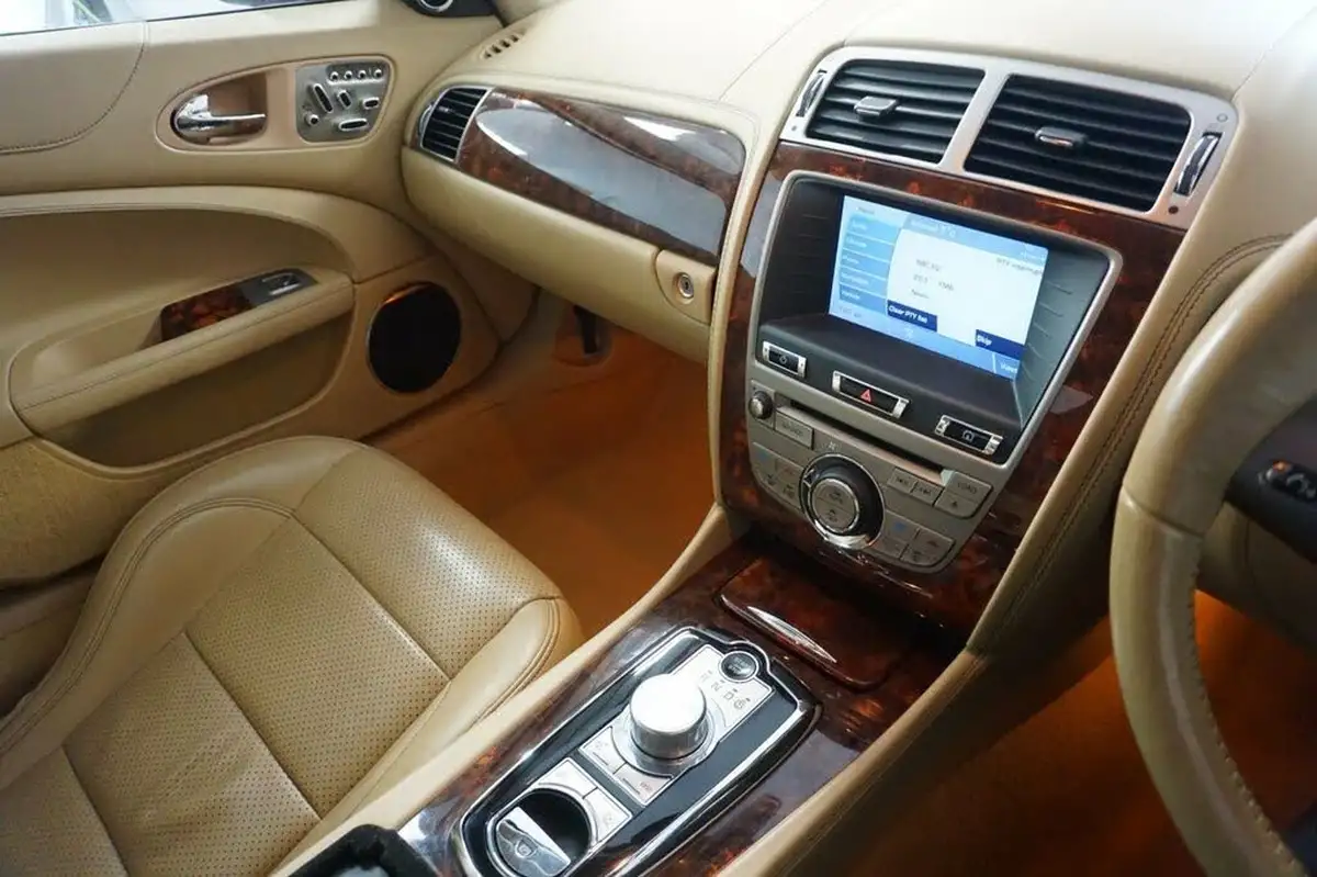 2010-jaguar-xk-50-portfolio-coupe-big-22