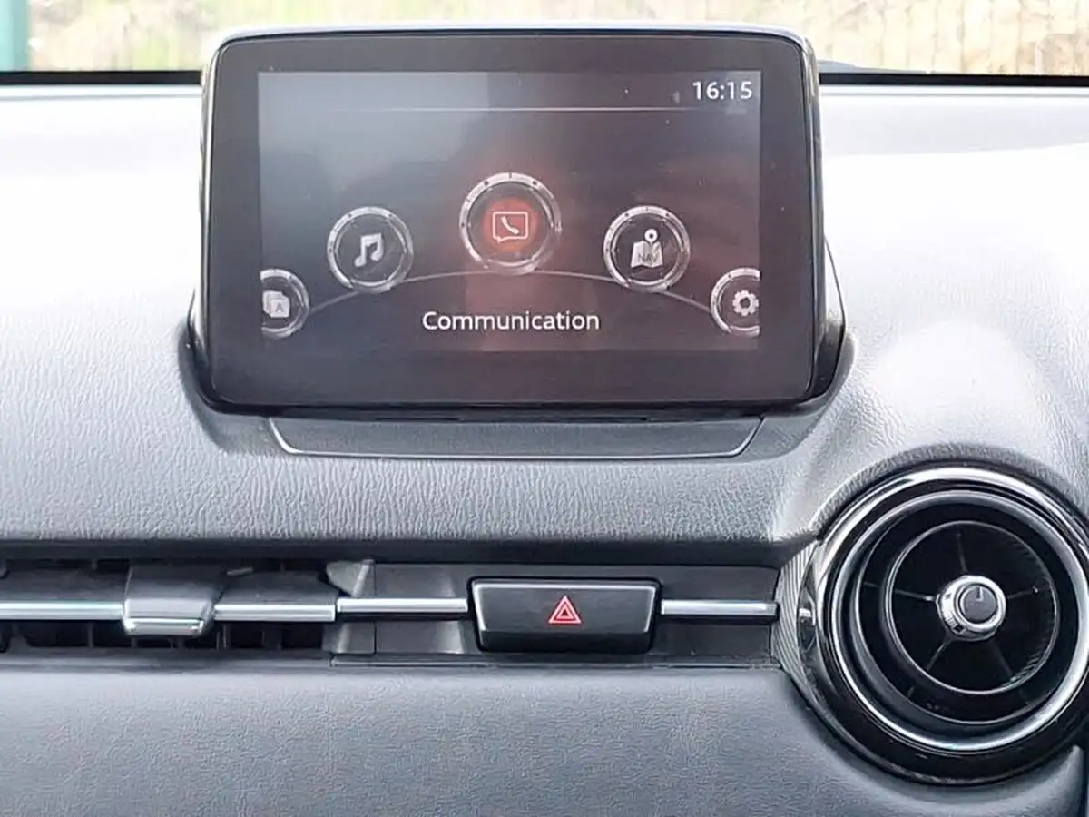 2017-mazda-mazda2-15-sport-nav-90ps-big-10