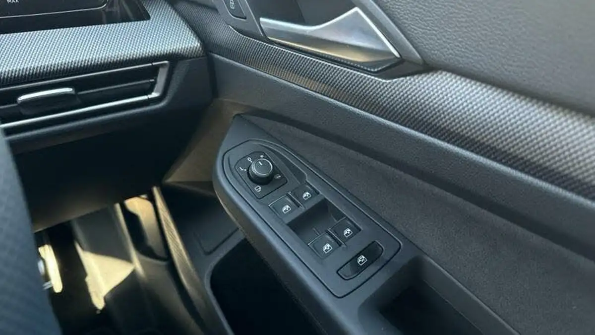 2024-volkswagen-golf-15-etsi-r-line-hatchback-big-25