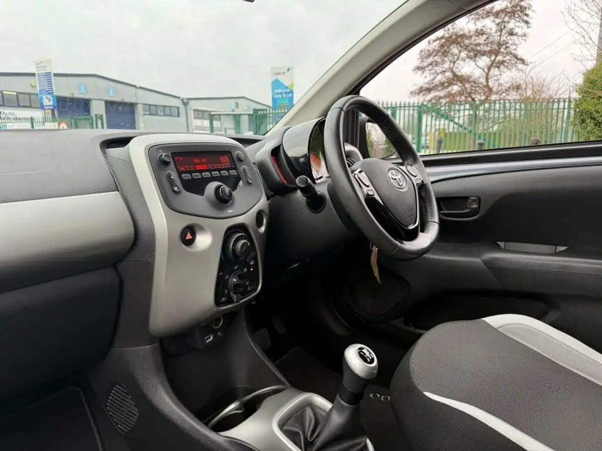 2015-toyota-aygo-10-vvt-i-x-play-3d-big-20
