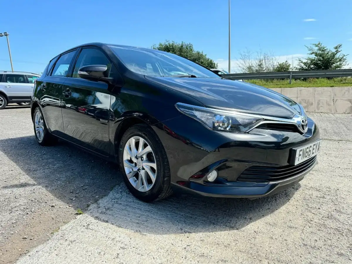 2016-toyota-auris-16d-business-edition-tss-hatchback-big-3