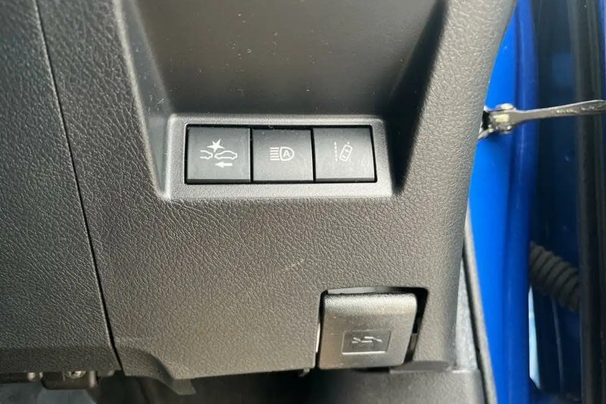 2019-toyota-yaris-15-vvt-i-icon-tech-111bhp-1496cc-big-34