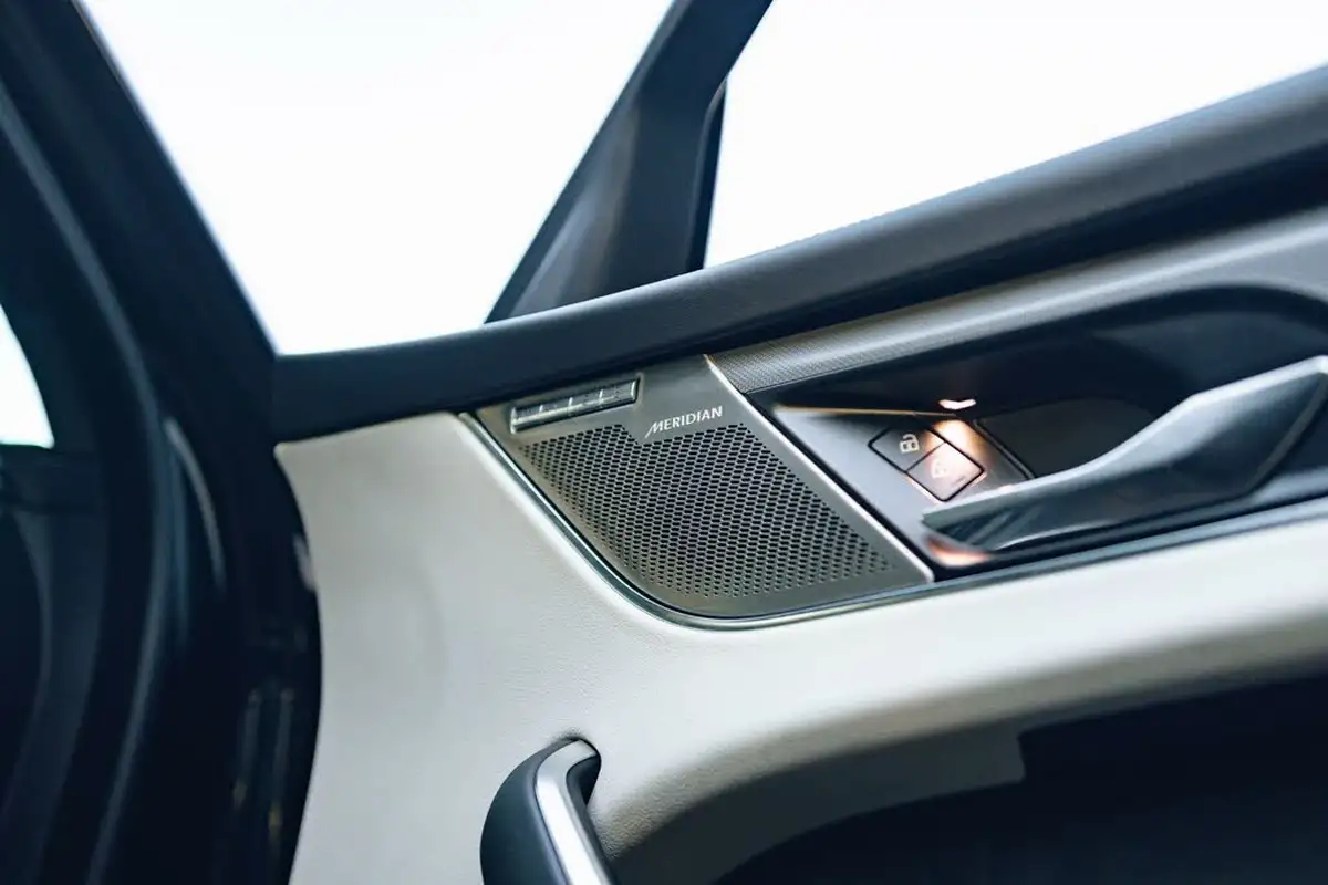 2021-jaguar-f-pace-50-v8-svr-big-33