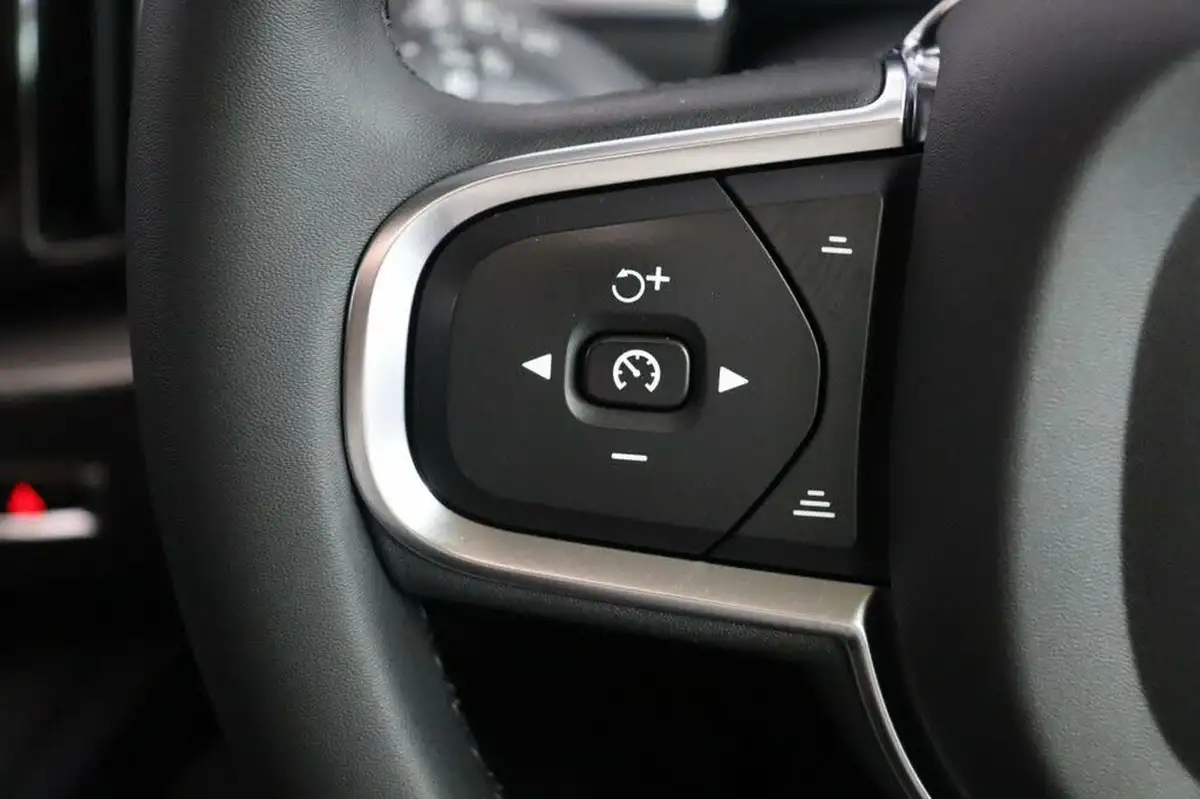2022-volvo-xc60-20-b5-core-big-26