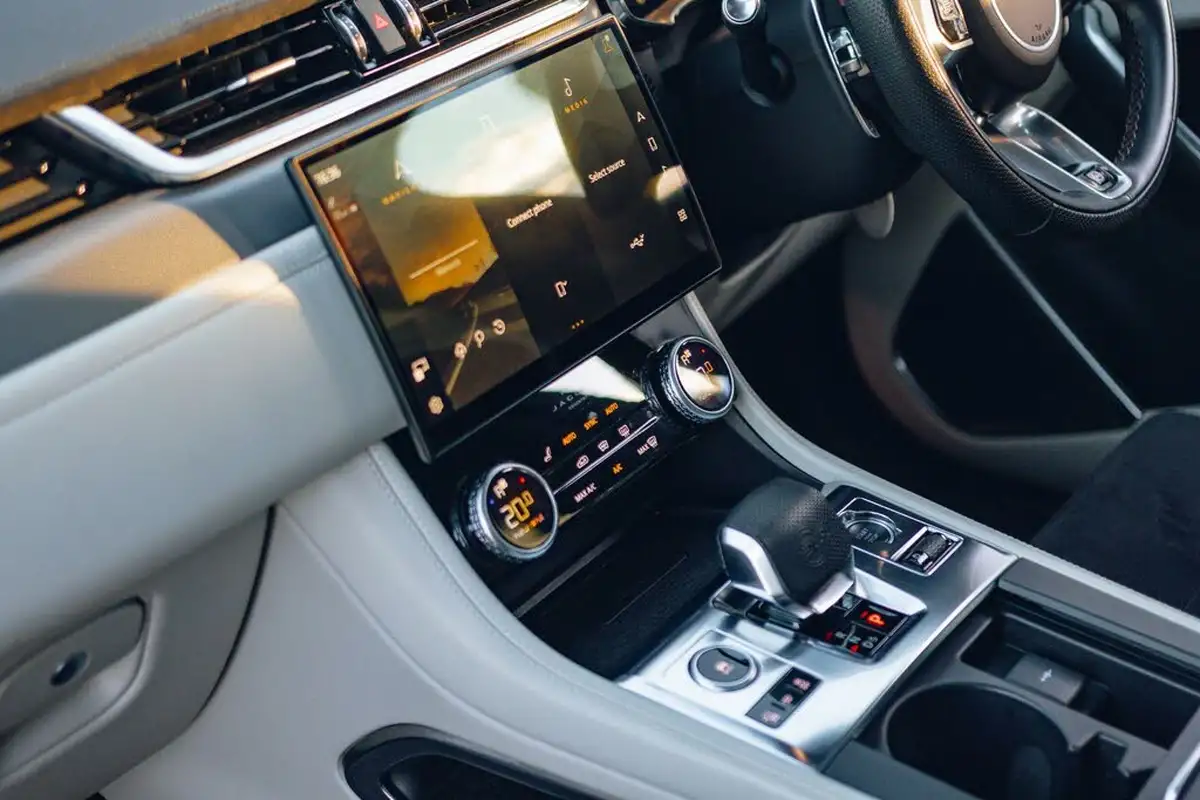 2021-jaguar-f-pace-50-v8-svr-big-29