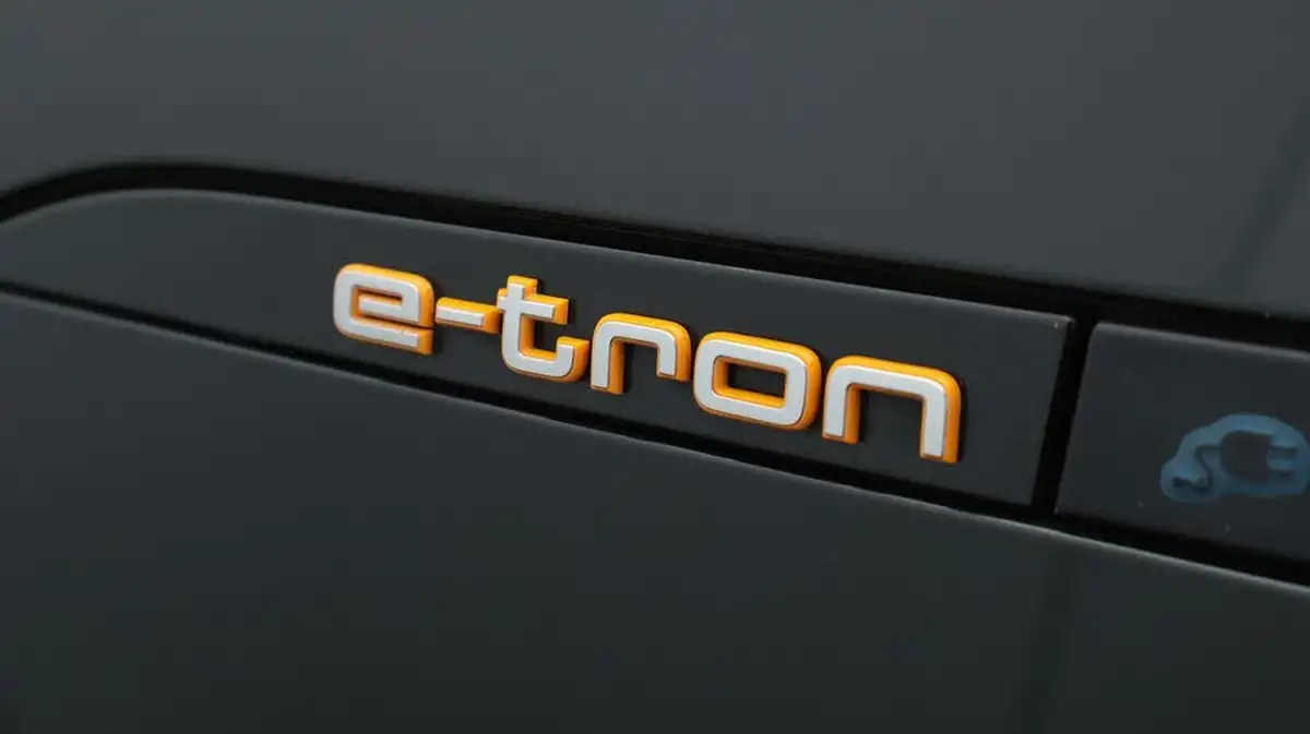 2023-audi-e-tron-55e-s-line-sportback-big-20