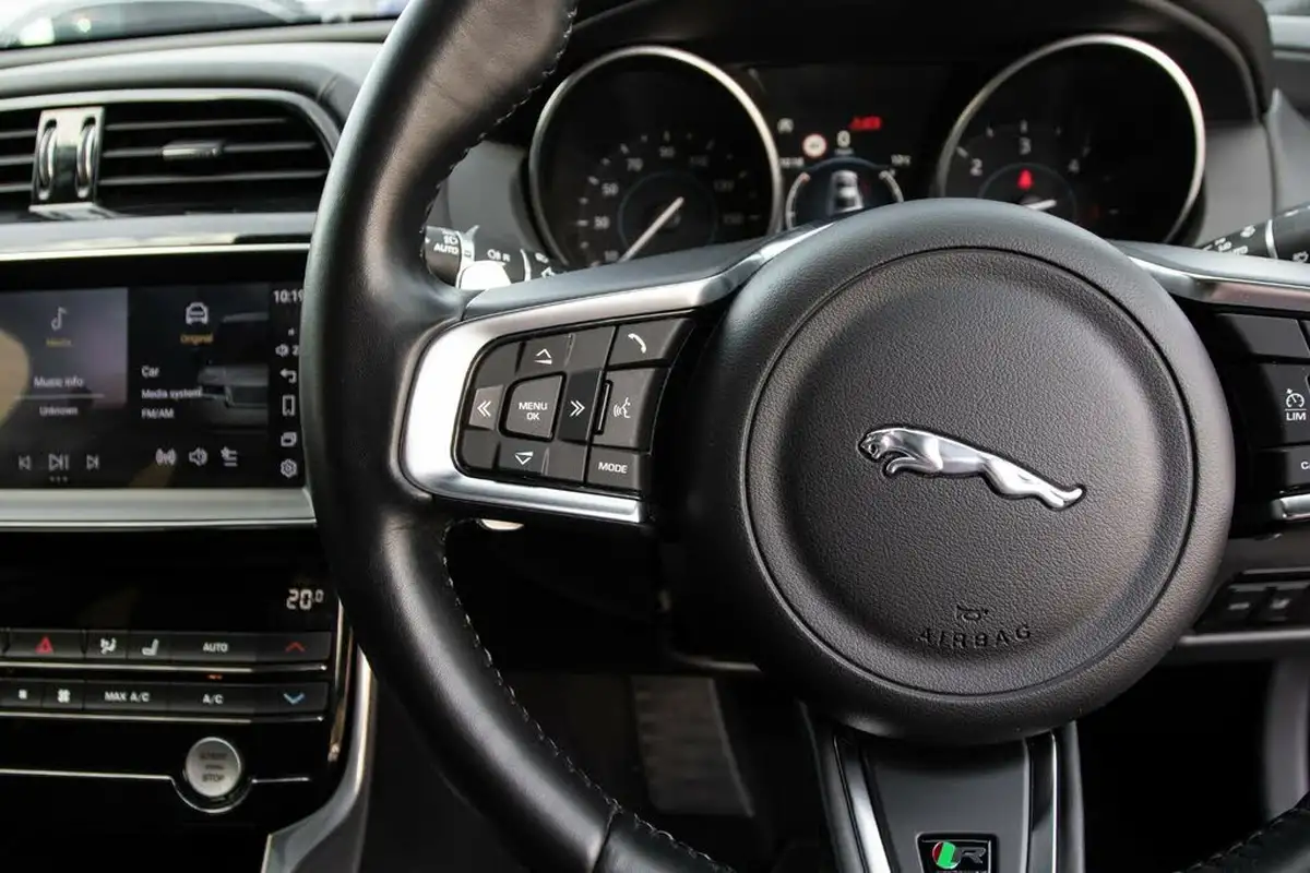 2017-jaguar-xe-20d-r-sport-180ps-ss-1999cc-auto-big-18