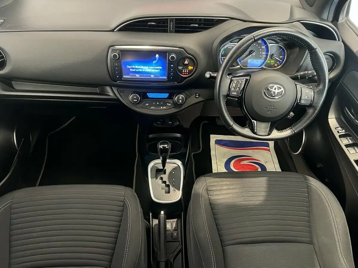 2017-toyota-yaris-15-vvt-i-design-bi-tone-hybrid-big-9