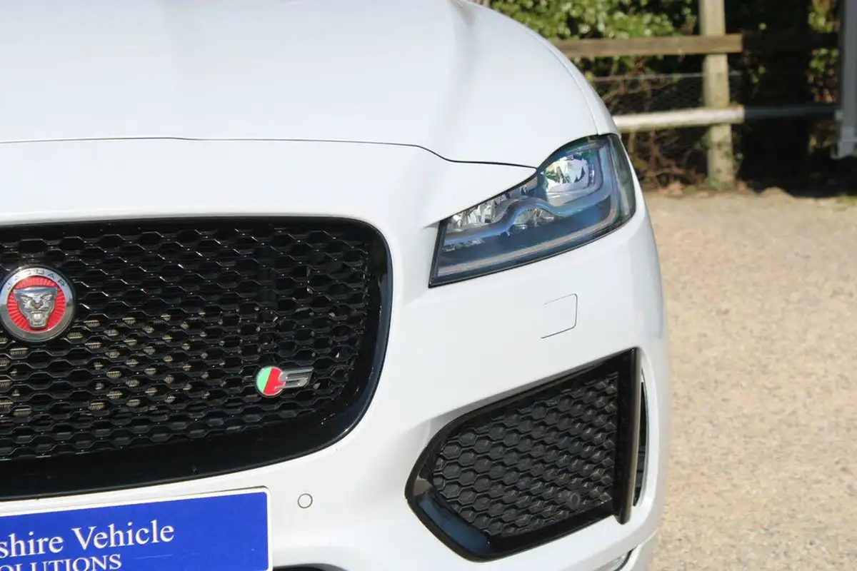 2017-jaguar-f-pace-30-v6-sc-s-30-big-38