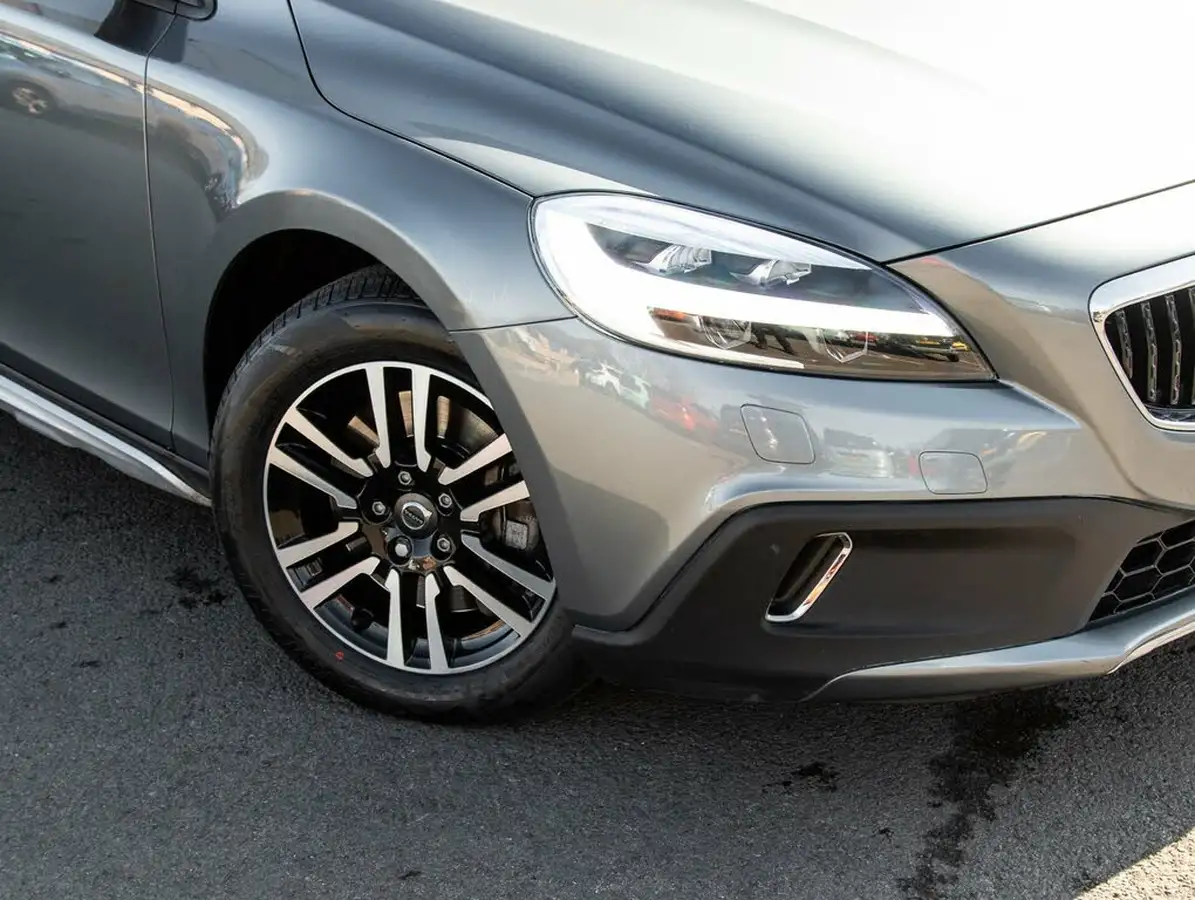 2018-volvo-v40-20td-d2-cross-country-nav-plus-geartronic-big-1