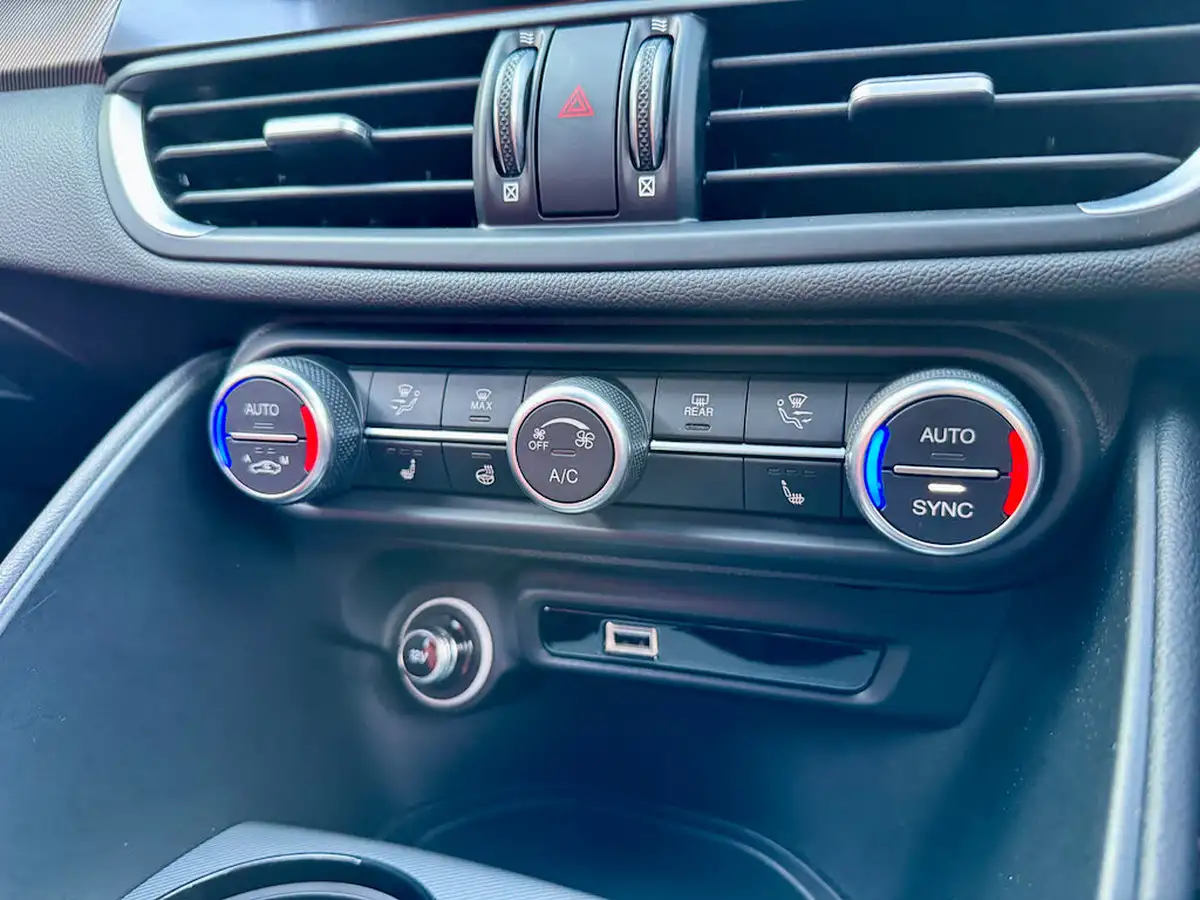 2023-alfa-romeo-giulia-20-veloce-big-28