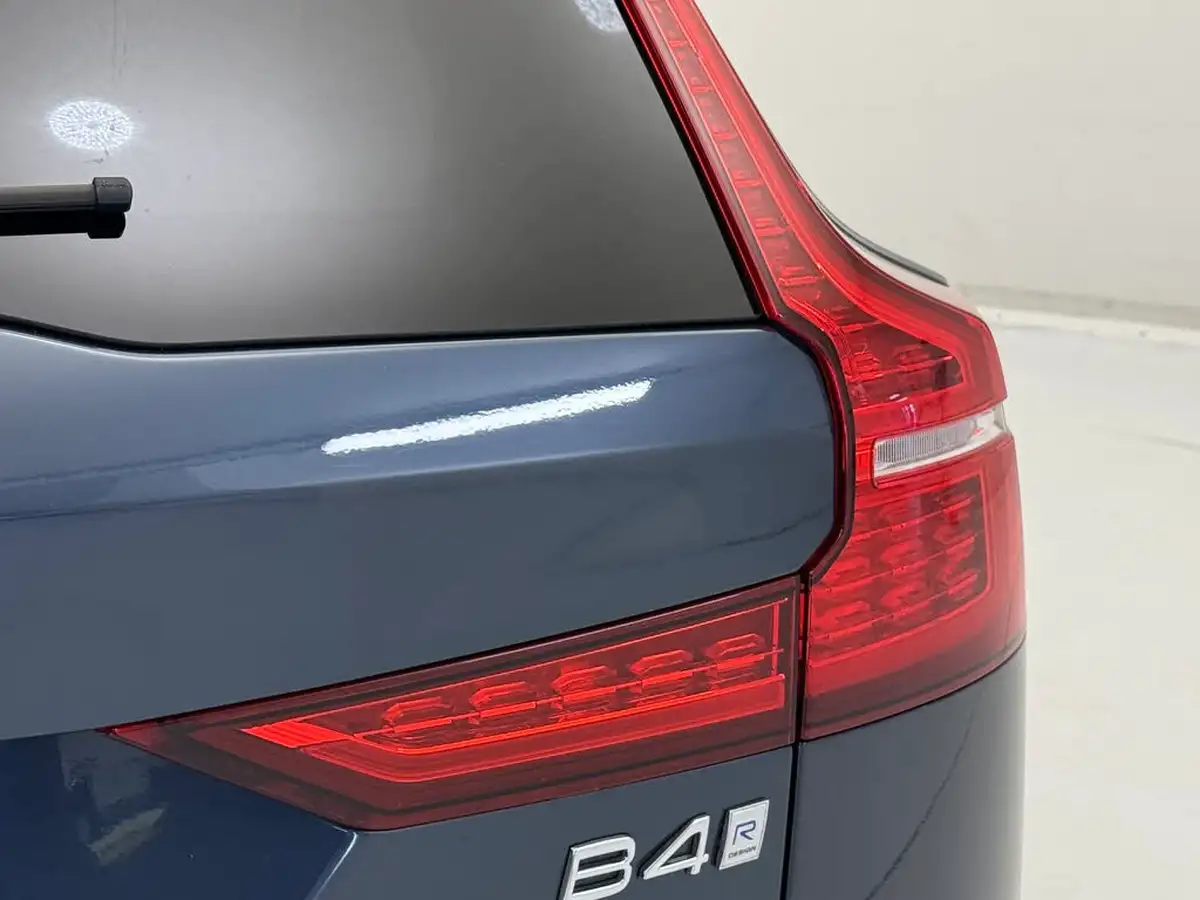 2021-volvo-v60-20-b4-r-design-big-32