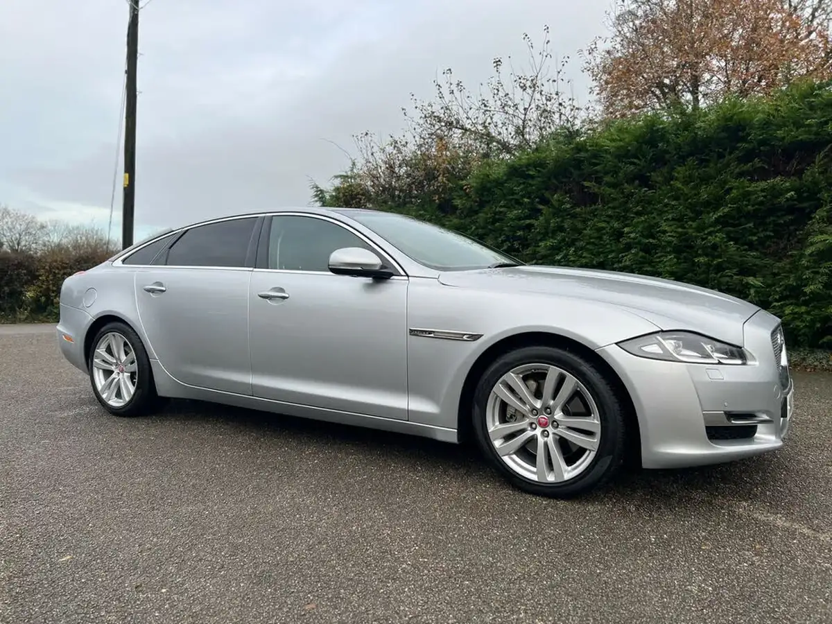 2017-jaguar-xj-series-30td-xj-premium-luxury-lwb-big-6
