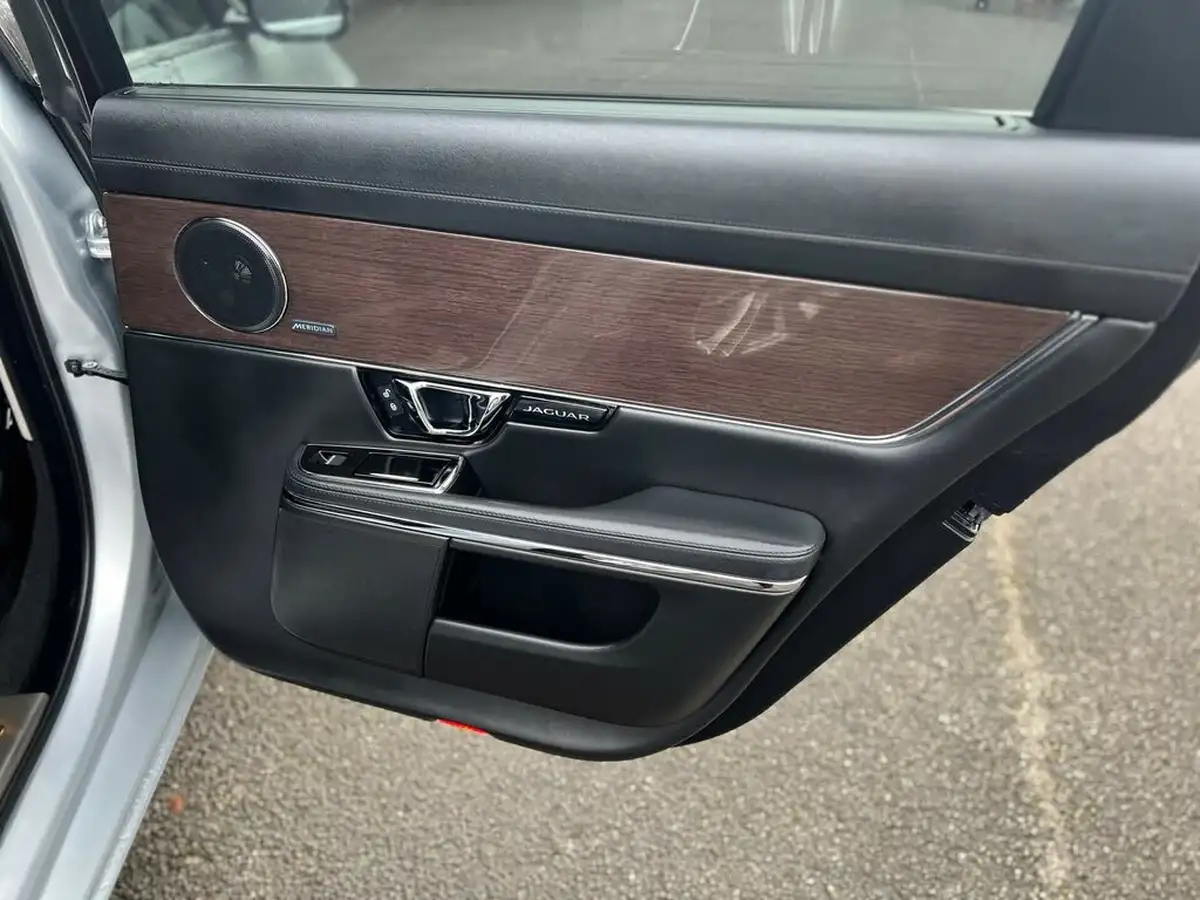 2017-jaguar-xj-series-30td-xj-premium-luxury-lwb-big-30