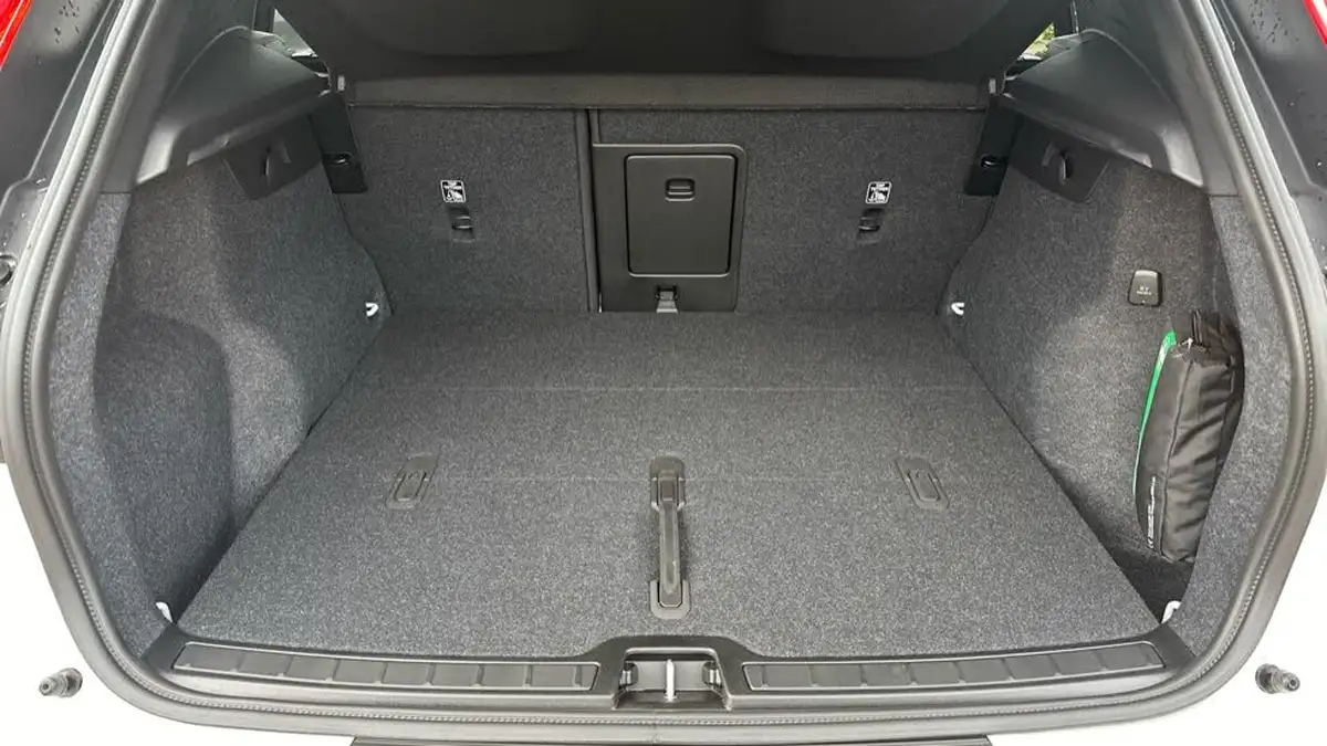 2024-volvo-xc40-20-b3-ultimate-big-16