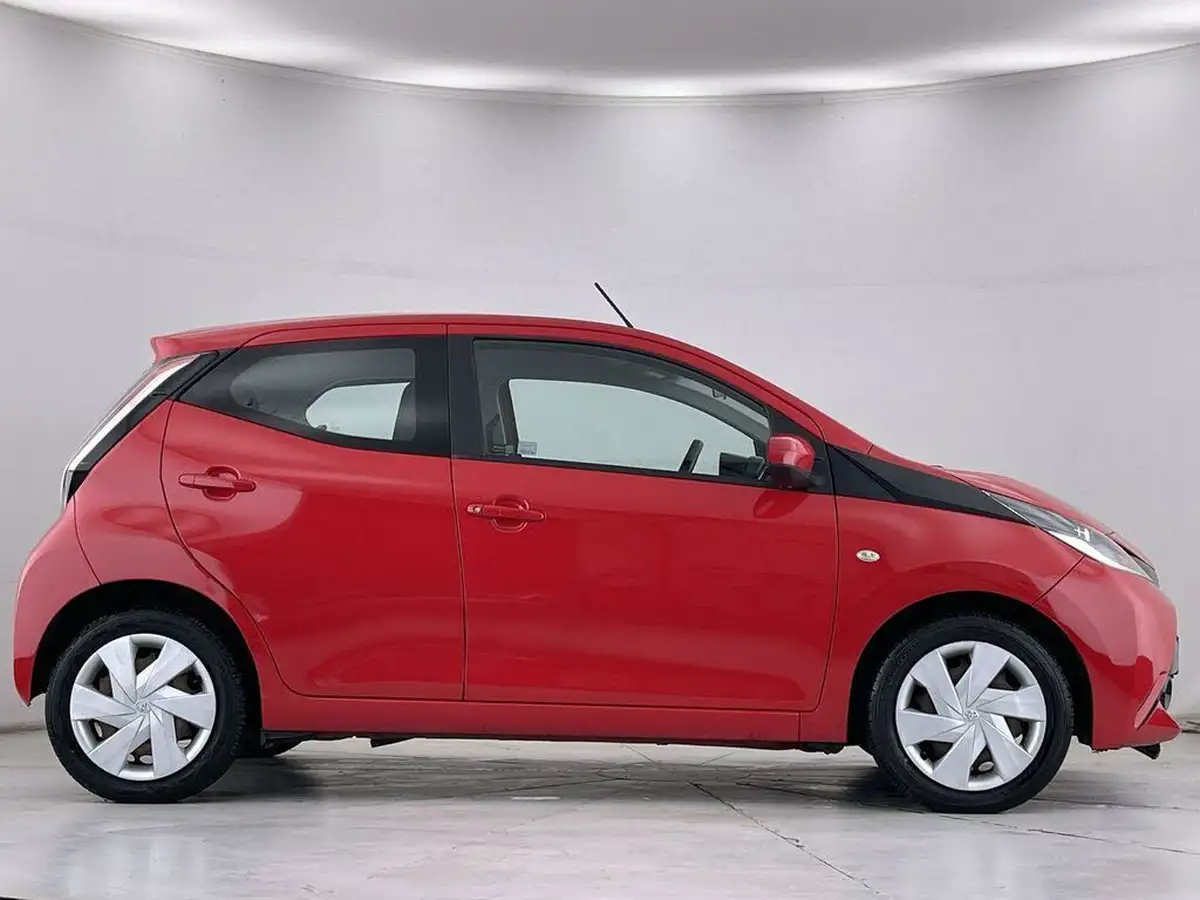 2016-toyota-aygo-10-vvt-i-x-play-68bhp-5d-big-14