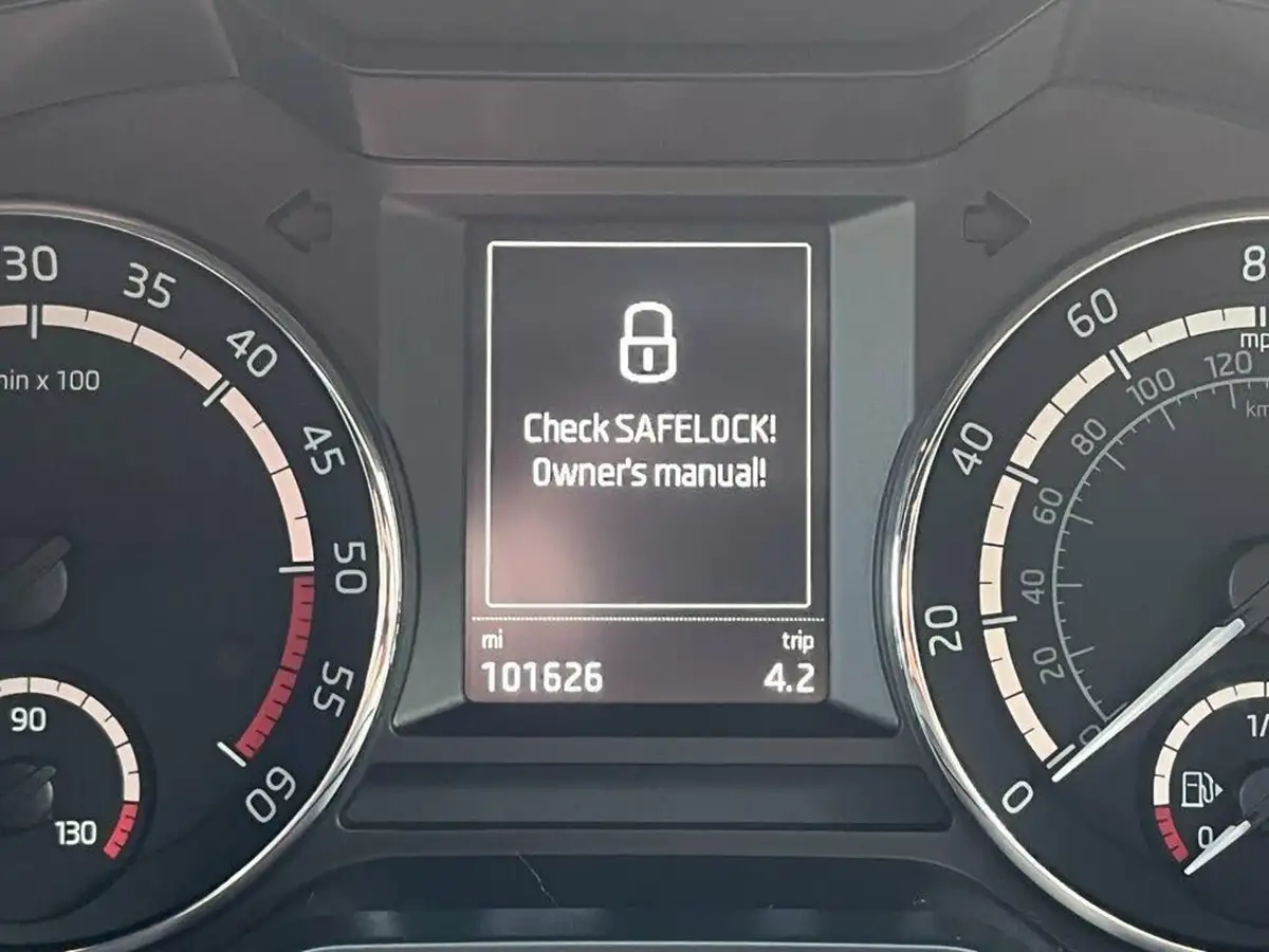 2016-skoda-octavia-20tdi-vrs-estate-big-27