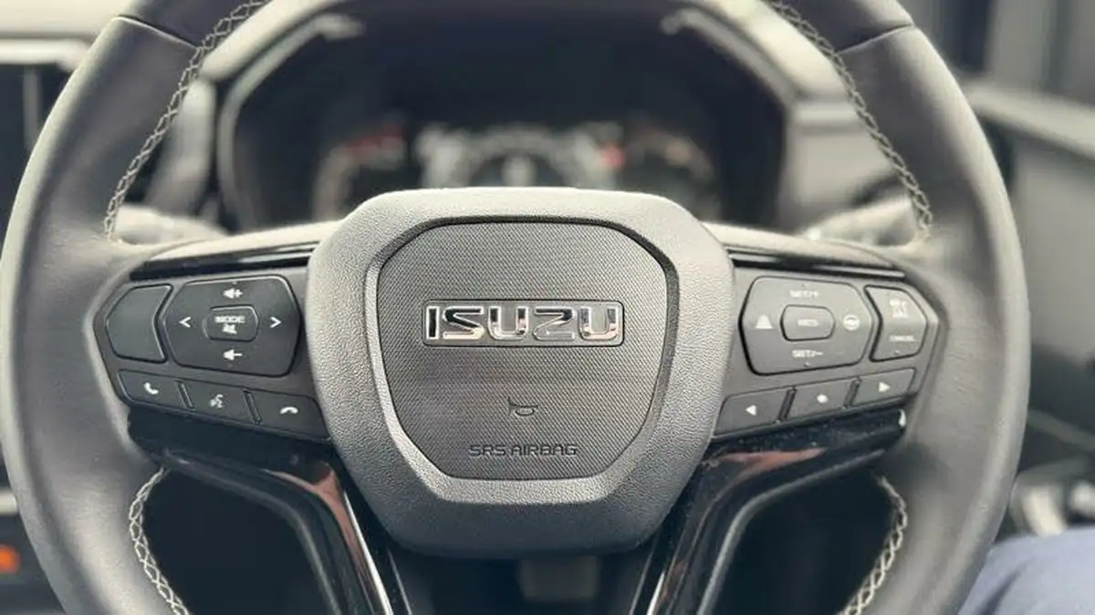 2024-isuzu-d-max-19td-v-cross-auto-big-19