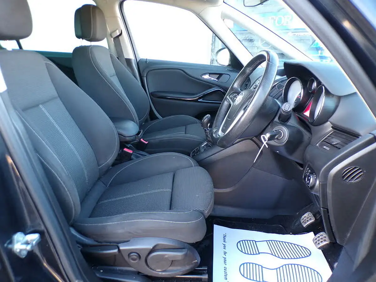 2013-vauxhall-zafira-tourer-20cdti-sri-big-11
