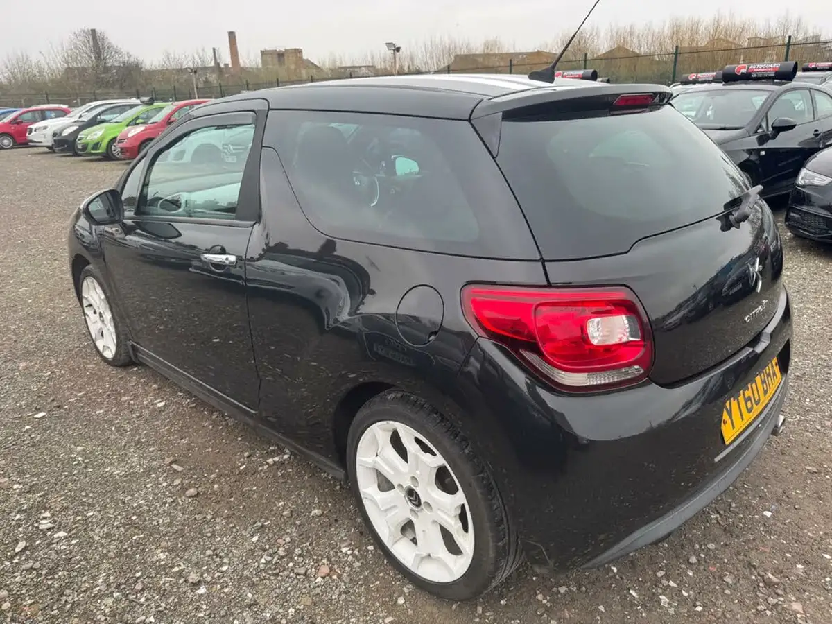 2010-citroen-ds3-16td-black-big-3