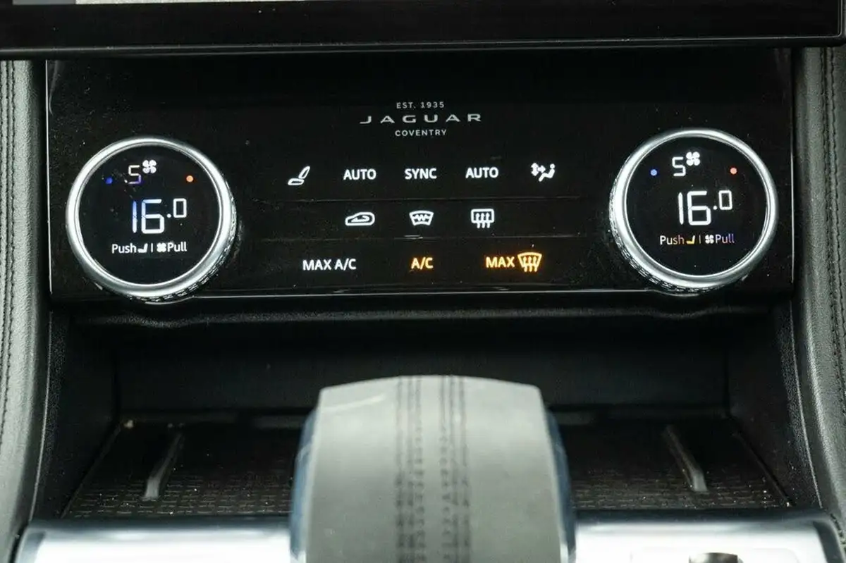 2021-jaguar-f-pace-20-d200-se-mhev-big-15