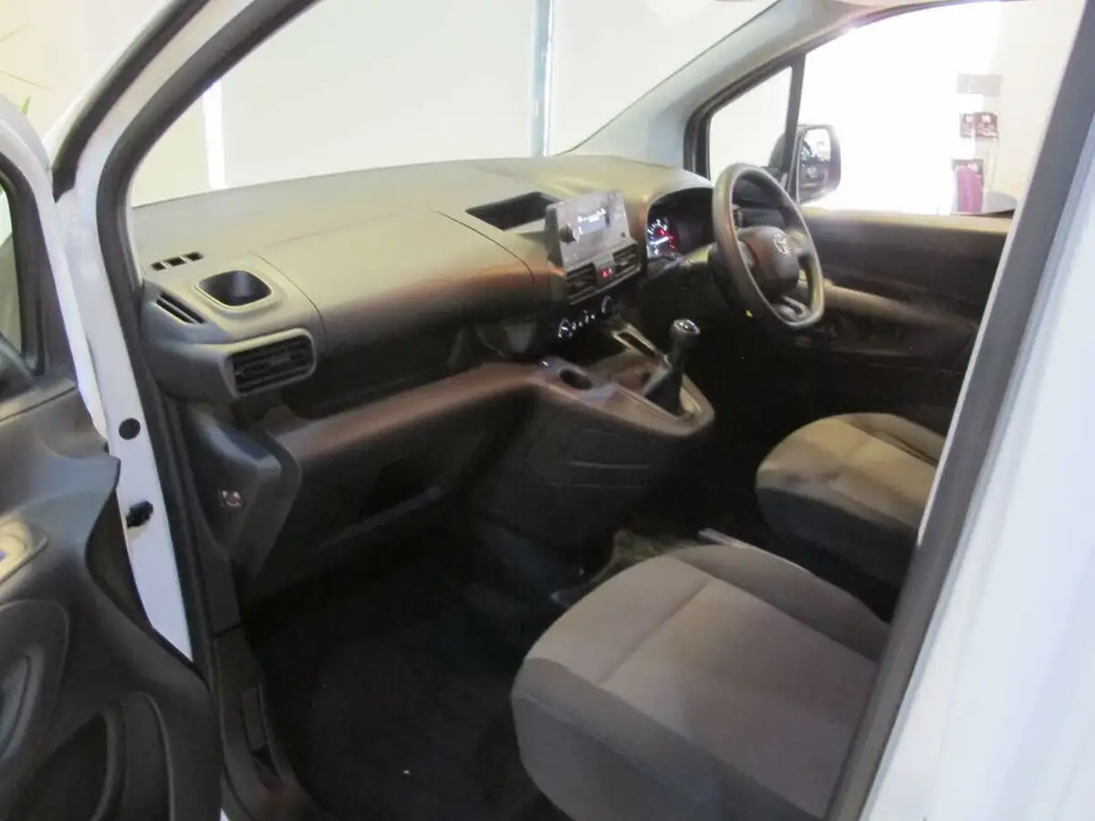 2021-toyota-proace-city-15d-active-100hpeu6dt-e-big-4
