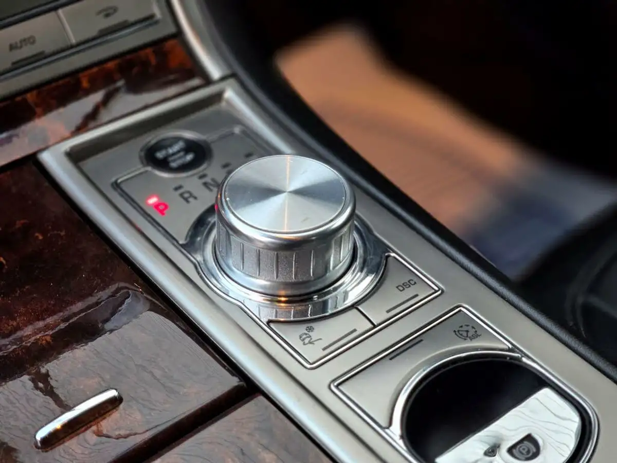 2010-jaguar-xf-30-luxury-big-27