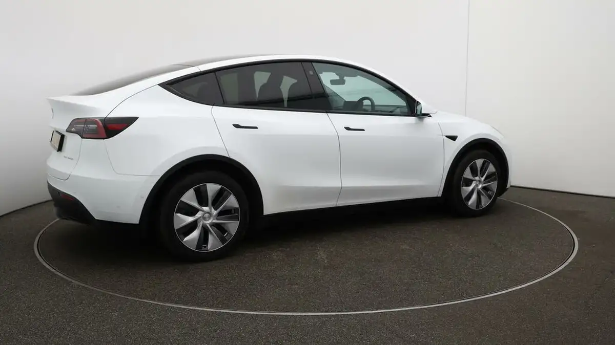 2022-tesla-model-y-e-long-range-big-44