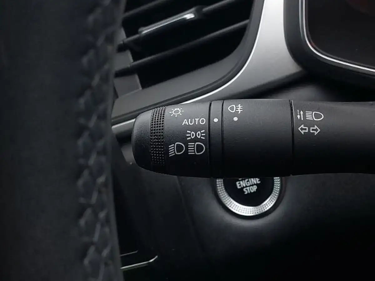 2021-renault-captur-13-tce-iconic-edition-big-18