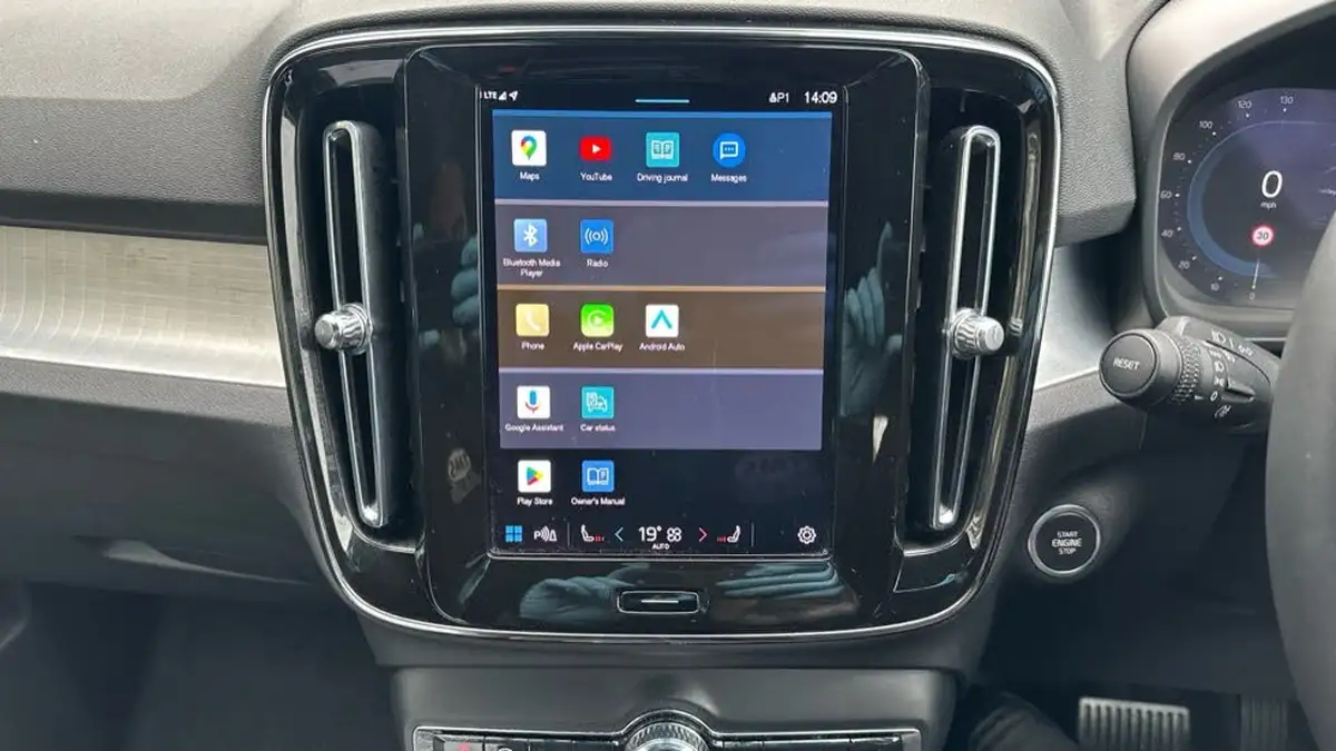 2023-volvo-xc40-20-b3-core-big-46