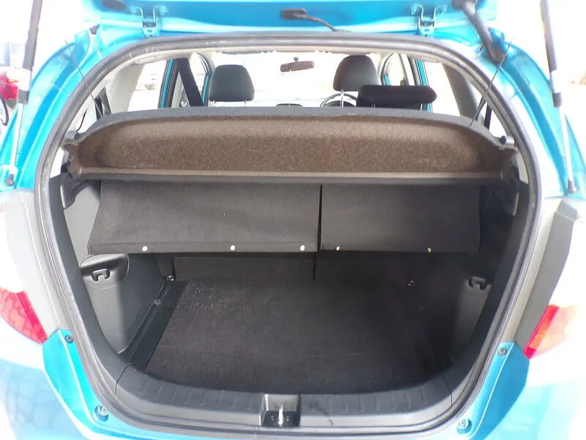 2010-honda-jazz-12-se-big-16
