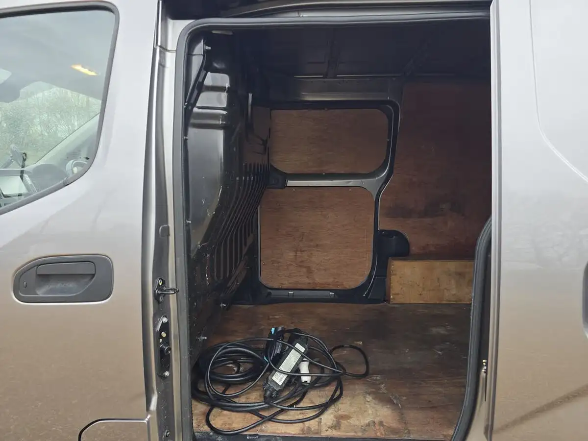 2017-nissan-env200-e-tekna-rapid-panel-van-big-24