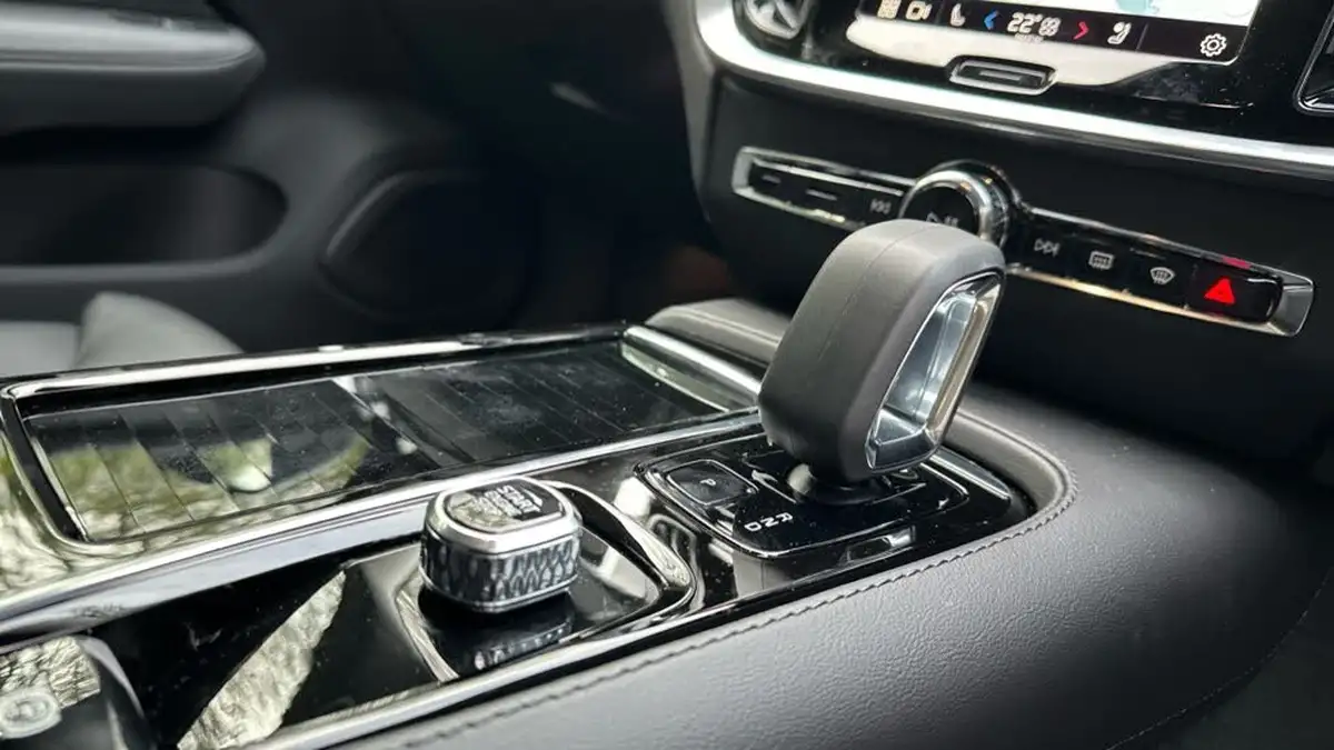 2024-volvo-v60-20-t6-plus-dark-station-wagon-big-13
