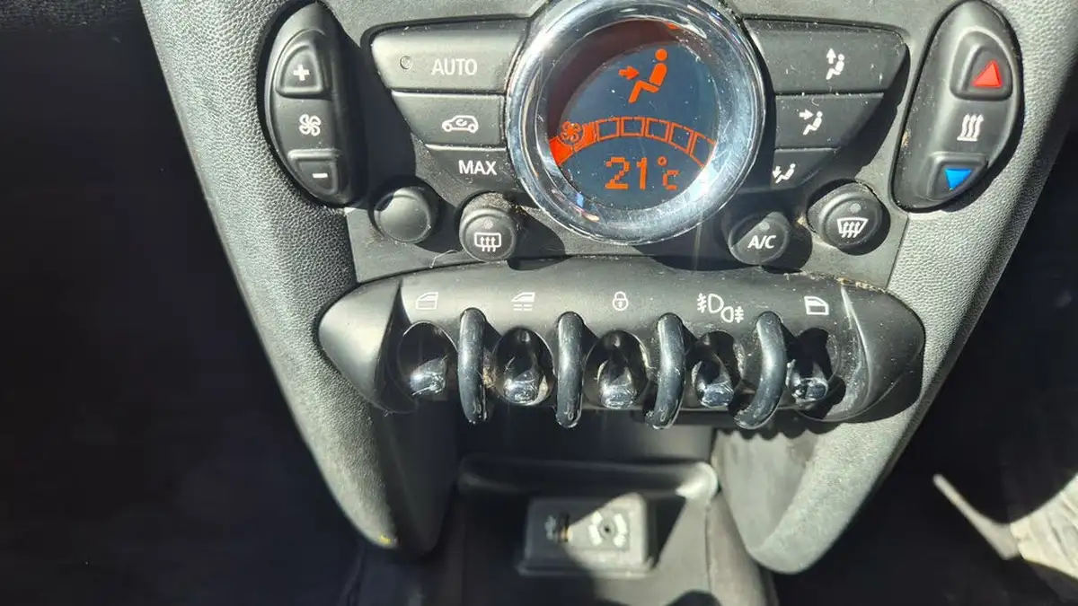 2015-mini-cooper-16-cooper-chili-auto-big-17
