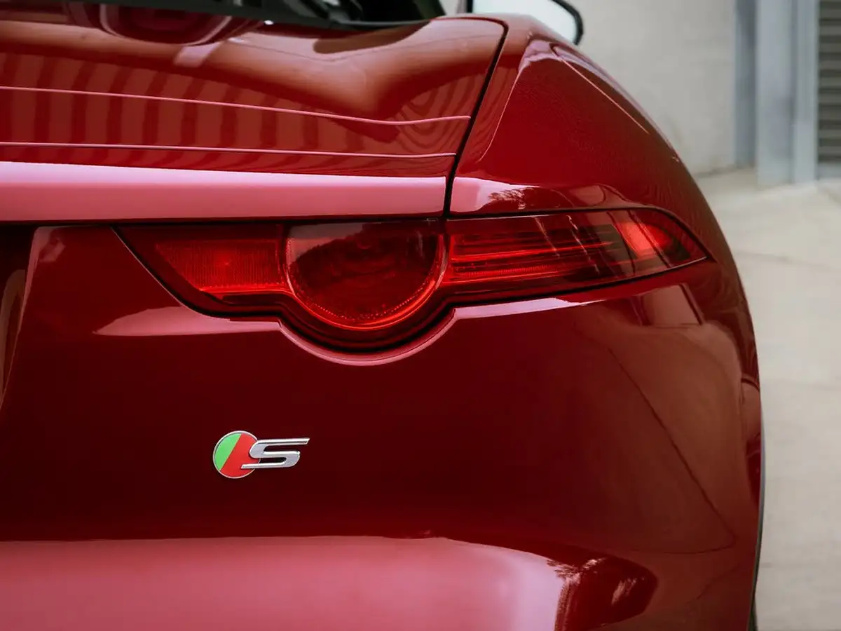 2013-jaguar-f-type-50-s-big-26